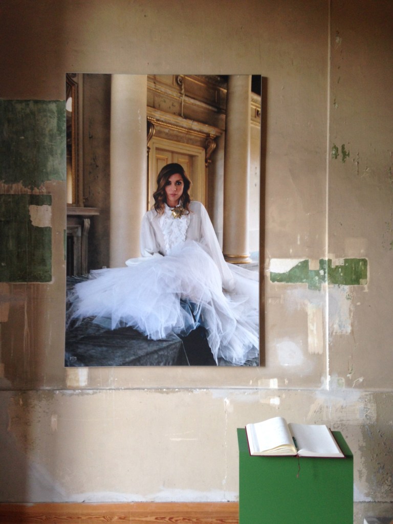 Fotografie von Frieda von Weissenfels im Rahmen der Ausstellung Vis-a-Vis im Schloss Pillnitz